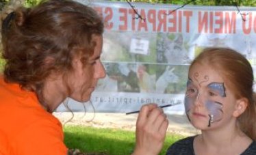 Andrea beim Kindergesichte-Anmalen