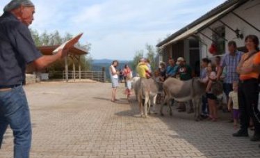 Jung, Alt und Tiere lauschten der Dichterlesung