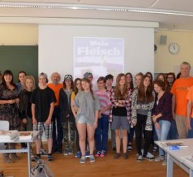 Tiroler Schnitzschule-Klasse mit Tierschutzlehrern