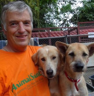 Dr. Franz-J. Plank bei "Care for Dogs" in Thailand