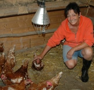 Tierpflegerin Sabine mit geretteten Hühnern