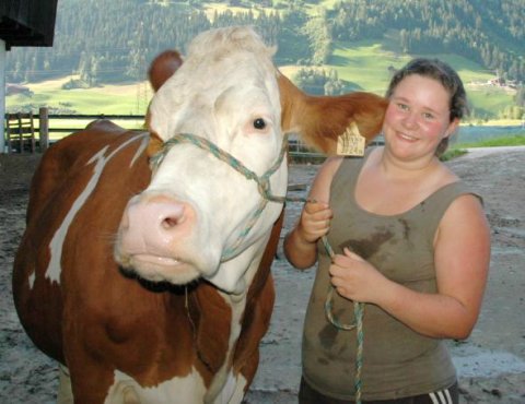 Kuh Zita mit überglücklicher Bauerstochter Tanja